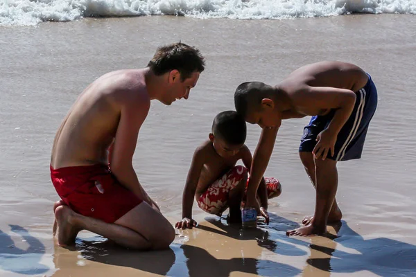 2011 해변에 아시아 어린이와 관광객 속에서 — 스톡 사진