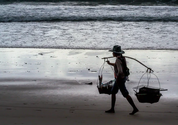 2011 普吉岛 当地卖正宗的食物沿着海滩散步 — 图库照片