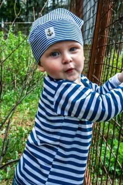 2010.05.02, Maloyaroslavets, Rusya. Bahçede yardım eden küçük bir çocuk. Yaz günü küçük çocuk bahçe.