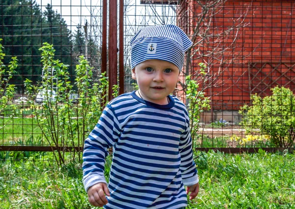 2010 Malojaroslavets Rusland Een Kleine Jongen Helpen Tuin Kleine Kid — Stockfoto