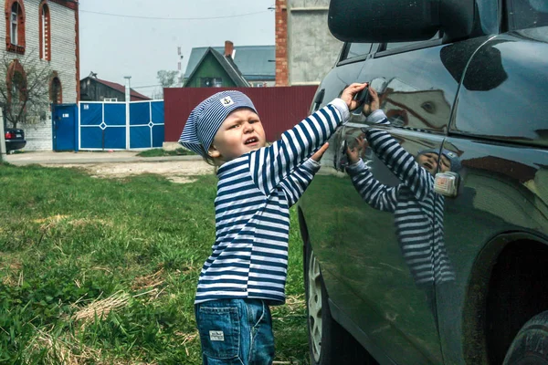 2010 Maloyaroslavets Rusia Niño Abrir Puerta Del Coche — Foto de Stock