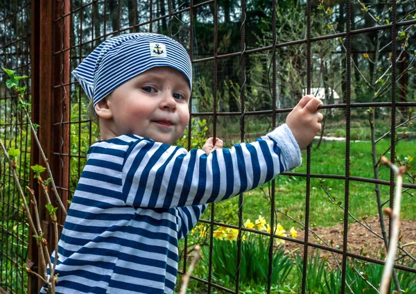 2010 Maloyaroslavets Rusia Niño Pequeño Ayudando Jardín Jardinería Infantil Día — Foto de Stock