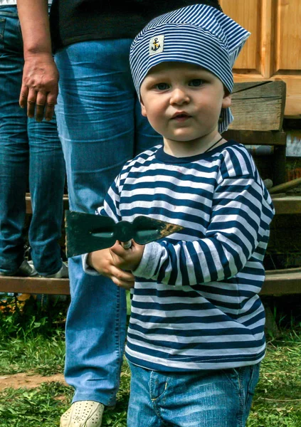 2010 Maloyaroslavets Rusia Niño Pequeño Ayudando Jardín Jardinería Infantil Día — Foto de Stock