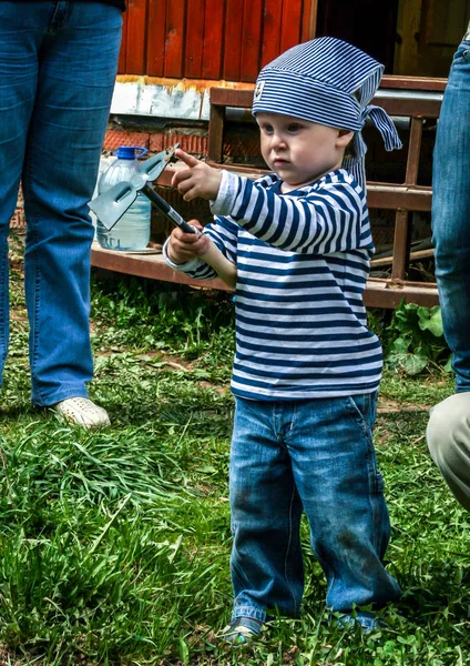 2010 Malojaroslavci Rusko Chlapeček Pomáhající Zahradě Malá Zahrádkna Letním Dnu — Stock fotografie