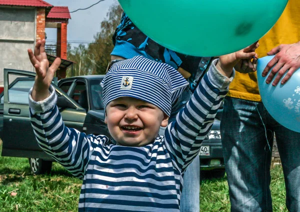 2010 Maloyaroslavets Russie Petit Garçon Amuser Jouer Ballon Garçon Souriant — Photo