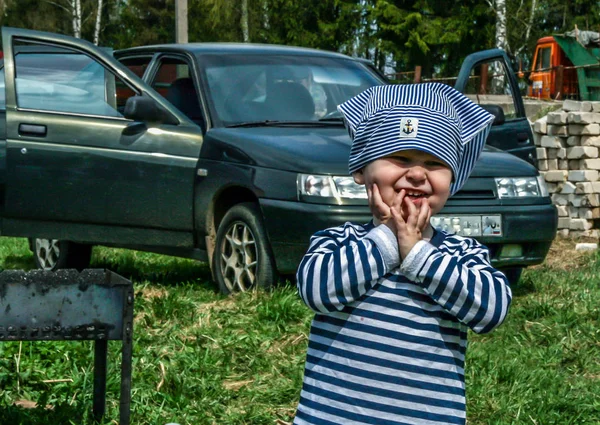 2010 Maloyaroslavets Rusia Niño Pequeño Con Camisa Rayas Pie Junto — Foto de Stock