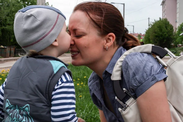 2010 Maloyaroslavets Russie Amour Entre Mère Fils Les Émotions Amour — Photo
