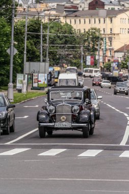 2010.05.30, Moskova, Rusya. Moskova caddesinde retro araba geçit töreni. Vintage otomobil yolda hareket.