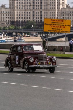 2010.05.30, Moskova, Rusya. Moskova caddesinde retro araba geçit töreni. Vintage otomobil yolda hareket.