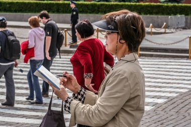 2010.05.30, Moskova, Rusya. Kızıl Meydan'da dolaşan Çinli turistler. Moskova sokakta Turistler.