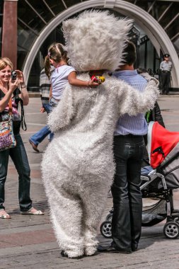 2010.05.30, Moskova, Rusya. Kırmızı meydanda animatörler ile çekim Turistler.
