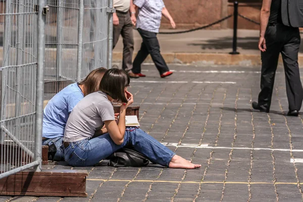 2010 Moscow Russia Tourists Sitting Fence Red Square — Stock Photo, Image