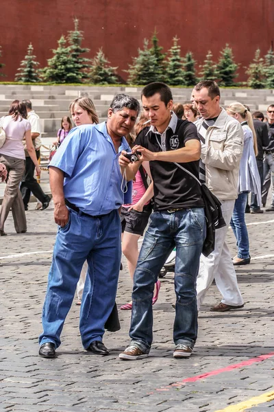 2010 Moskwa Rosja Asian Turyści Chodzą Wokół Placu Czerwonego Podróże — Zdjęcie stockowe