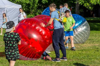 2019.06.01, Moskova, Rusya. Parkta zorbing eğlence. Çocuklar bir küre (küre) içinde yokuş aşağı yuvarlanan. Çocukluk keyfini çıkarın.