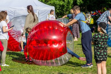 2019.06.01, Moskova, Rusya. Parkta zorbing eğlence. Çocuklar bir küre (küre) içinde yokuş aşağı yuvarlanan. Çocukluk keyfini çıkarın.
