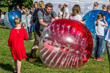 2019.06.01, Moskova, Rusya. Parkta zorbing eğlence. Çocuklar bir küre (küre) içinde yokuş aşağı yuvarlanan. Çocukluk keyfini çıkarın.
