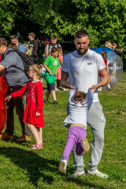 2019.06.01, Moskova, Rusya. Babam etrafında kızı döndürerek. Baba sahada kızını oynuyor.