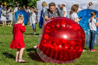 2019.06.01, Moskova, Rusya. Parkta zorbing eğlence. Çocuklar bir küre (küre) içinde yokuş aşağı yuvarlanan. Çocukluk keyfini çıkarın.
