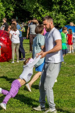 2019.06.01, Moskova, Rusya. Babam etrafında kızı döndürerek. Baba sahada kızını oynuyor.