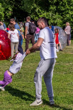 2019.06.01, Moskova, Rusya. Babam etrafında kızı döndürerek. Baba sahada kızını oynuyor.