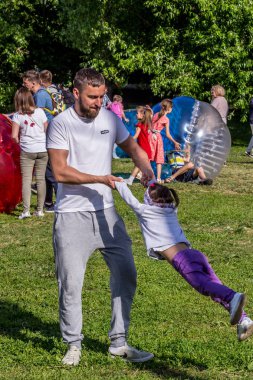 2019.06.01, Moskova, Rusya. Babam etrafında kızı döndürerek. Baba sahada kızını oynuyor.
