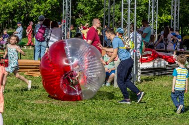 2019.06.01, Moskova, Rusya. Parkta zorbing eğlence. Çocuklar bir küre (küre) içinde yokuş aşağı yuvarlanan. Çocukluk keyfini çıkarın.