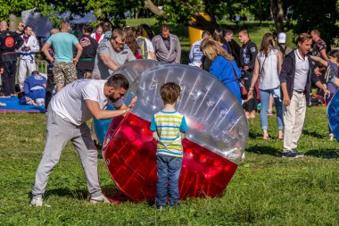 2019.06.01, Moskova, Rusya. Parkta zorbing eğlence. Çocuklar bir küre (küre) içinde yokuş aşağı yuvarlanan. Çocukluk keyfini çıkarın.