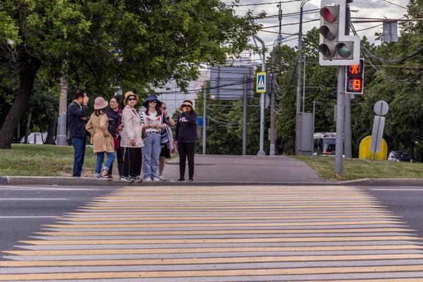 2019 モスクワ ロシア 道路を横断する中国人観光客 赤信号の上に立つ人々のグループ — ストック写真