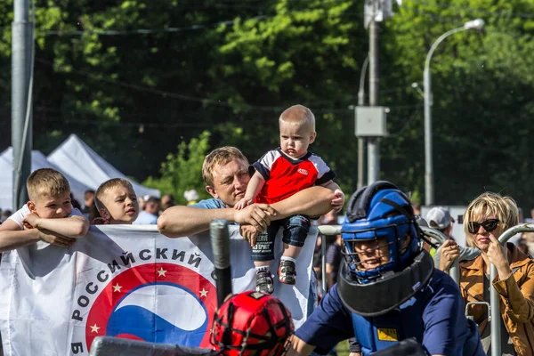 2019 Mosca Russia Bambini Che Guardano Battaglia Due Squadre Giovani — Foto Stock