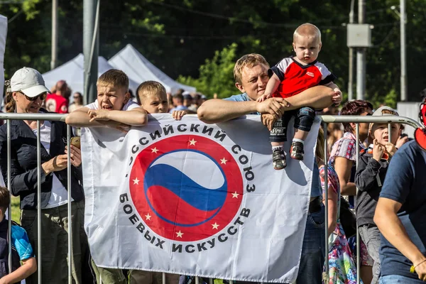 2019 Moscú Rusia Niños Viendo Batalla Dos Equipos Jóvenes Aficionados — Foto de Stock