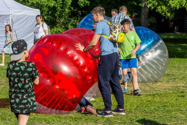 2019 Moskwa Rosja Rozrywka Zorbing Parku Dzieci Toczenia Zjazd Wewnątrz — Zdjęcie stockowe