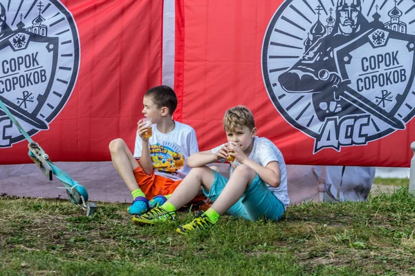 2019 Moskwa Rosja Dzieci Siedzą Trawie Tle Rosyjskiego Ruchu Społecznego — Zdjęcie stockowe