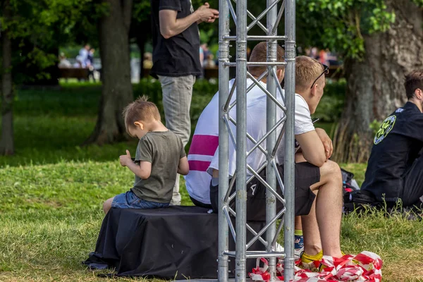 2019 Moscow Russia Son His Father Sitting Back Back Looking — Stock Photo, Image