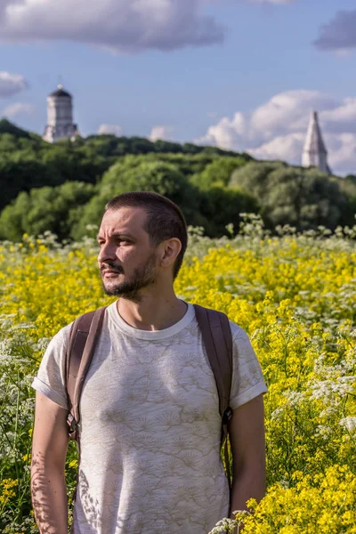 2019 Moscow Russia Young Man Standing Blooming Field Background Old — Stock Photo, Image