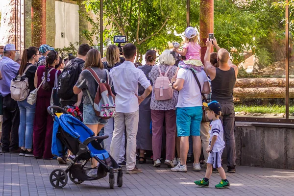 2019.06.20, Moskova, Rusya. Grup ebeveynler ve çocukları panda ayı canlı bir bardak tarafından. İnsanlar Hayvanat Bahçesi Park etrafında yürüyüş.