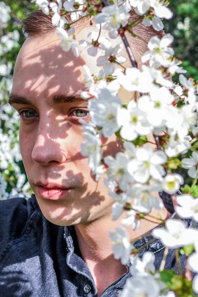 Portrét Mladého Muže Stojícího Kvetoucí Třešňového Stromu Slunečného Jarního Dne — Stock fotografie