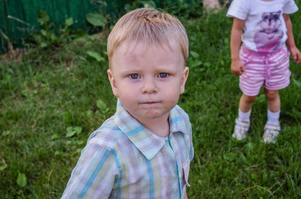 2010 Maloyaroslavets Rússia Retrato Menino Bonito Sério Perto — Fotografia de Stock