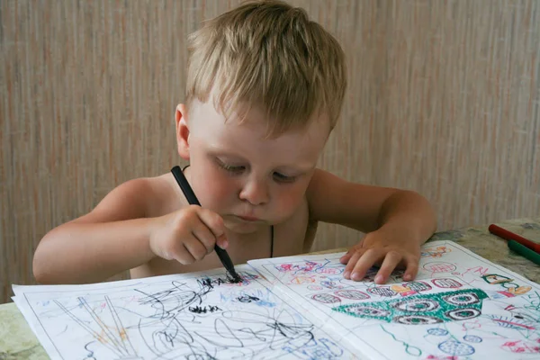 2010 Maloyaroslavets Russia Little Boy Sitting Table Playing Coloring Book — Stock Photo, Image