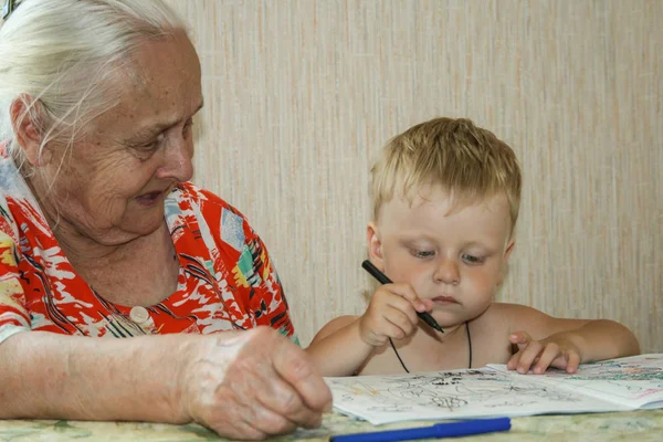 2010 Maloyaroslavets Ryssland Gammelmormor Liten Pojke Som Sitter Vid Bordet — Stockfoto