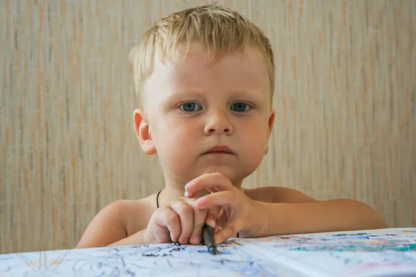 2010 Maloyaroslavets Russland Kleiner Junge Sitzt Tisch Und Spielt Malbuch — Stockfoto