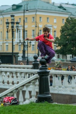 2010.09.12, Moskova, Rusya. Parkour'a katılan bir grup genç. Açık havada aktif sportif yaşam tarzı, bulanık etki.