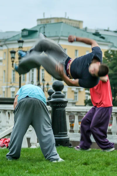 2010 モスクワ ロシア パルクールに関わる若者のグループ オープンエアでアクティブなスポーティなライフスタイル ぼやけた効果 — ストック写真