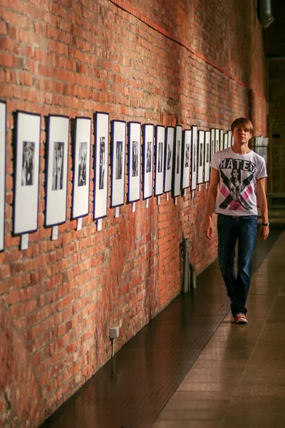 2010 Moskau Russland Ein Junger Attraktiver Kerl Der Entlang Der — Stockfoto