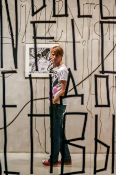 2010 モスクワ ロシア 現代美術ギャラリーのガラスの後ろに立つ若い魅力的な男 — ストック写真