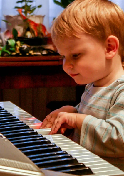 2010 Μαλογιαροσλάβετς Ρωσια Μικρό Ξανθό Αγόρι Παίζει Πιάνο Πλευρική Θέα — Φωτογραφία Αρχείου