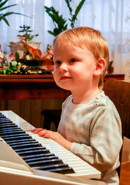 2010 Maloyaroslavets Rusia Niño Rubio Tocando Piano Vista Lateral —  Fotos de Stock