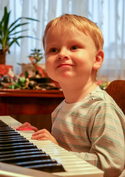 2010 Maloyaroslavets Ryssland Liten Blond Pojke Spelar Piano Sidovy — Stockfoto