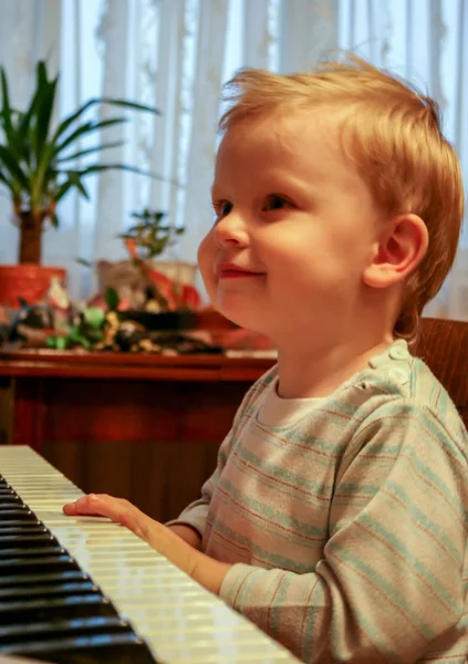 2010 Maloyaroslavets Rússia Menino Loiro Tocando Piano Vista Lateral — Fotografia de Stock