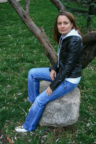 2010 Maloyaroslavets Rússia Uma Jovem Mulher Usando Jaqueta Preta Jeans — Fotografia de Stock