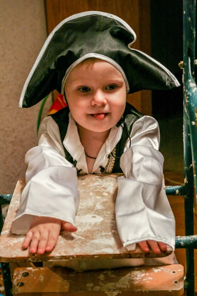 2010 Maloyaroslavets Russie Petit Garçon Portant Costume Pirate Debout Sur — Photo